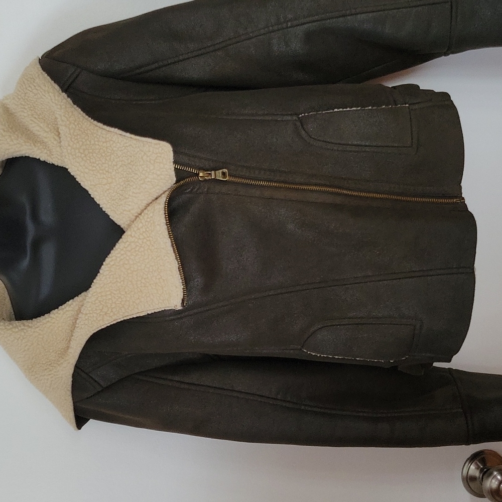 ADORABLE. GUESS SHORT SIDE ZIP COAT - Picture 7 of 12